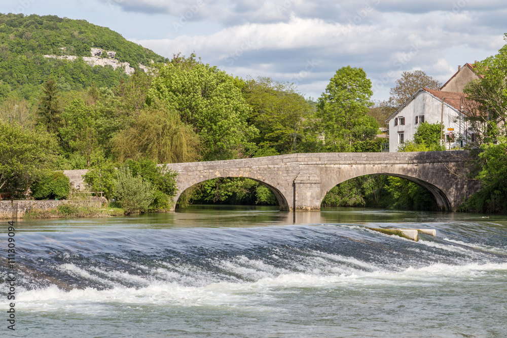 Pont et seuil sur la Loue Pont et seuil sur la Loue