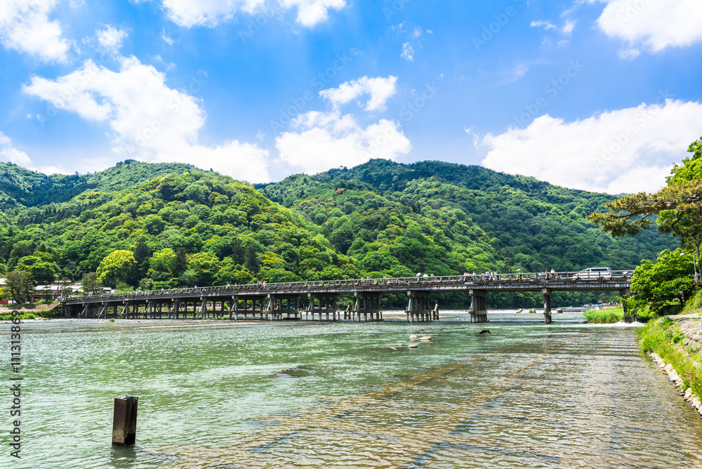 Obraz premium 京都 嵐山 新緑の渡月橋