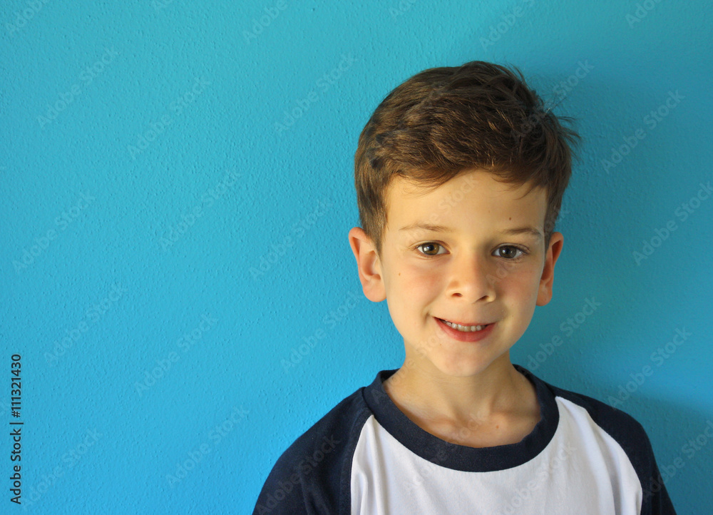 BAMBINO SU SFONDO AZZURRO BAMBINO SU SFONDO AZZURRO