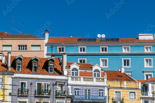 Bunter Gebäudeansichten in Lissabon