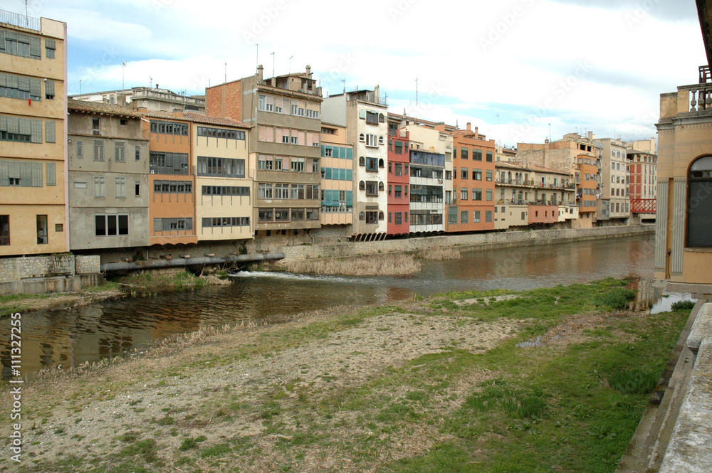Gérone , Catalogne, Espagne, maisons de l'Onyar le long de la rivière Onyar Gérone , Catalogne, Espagne, maisons de l'Onyar le long de la rivière Onyar