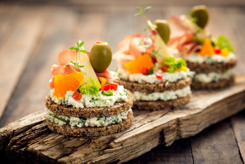Canapes with prosciutto and cheese 