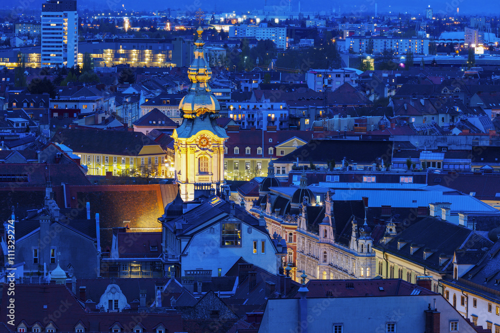Fototapeta premium Stadtpfarrkirche in Graz at night