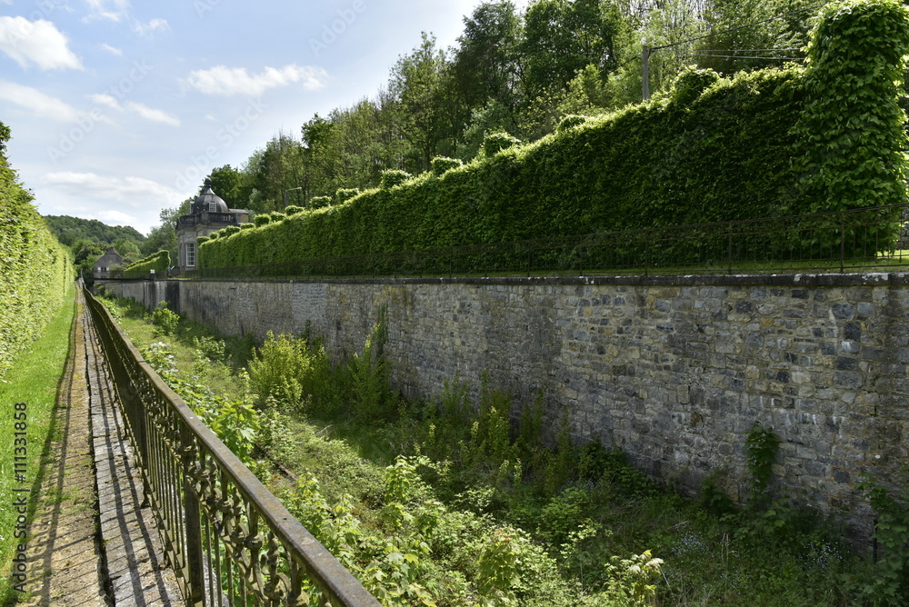 L'ancienne ligne de chemin de fer couverte de végétation au jardin du château de Freyr à Hastière