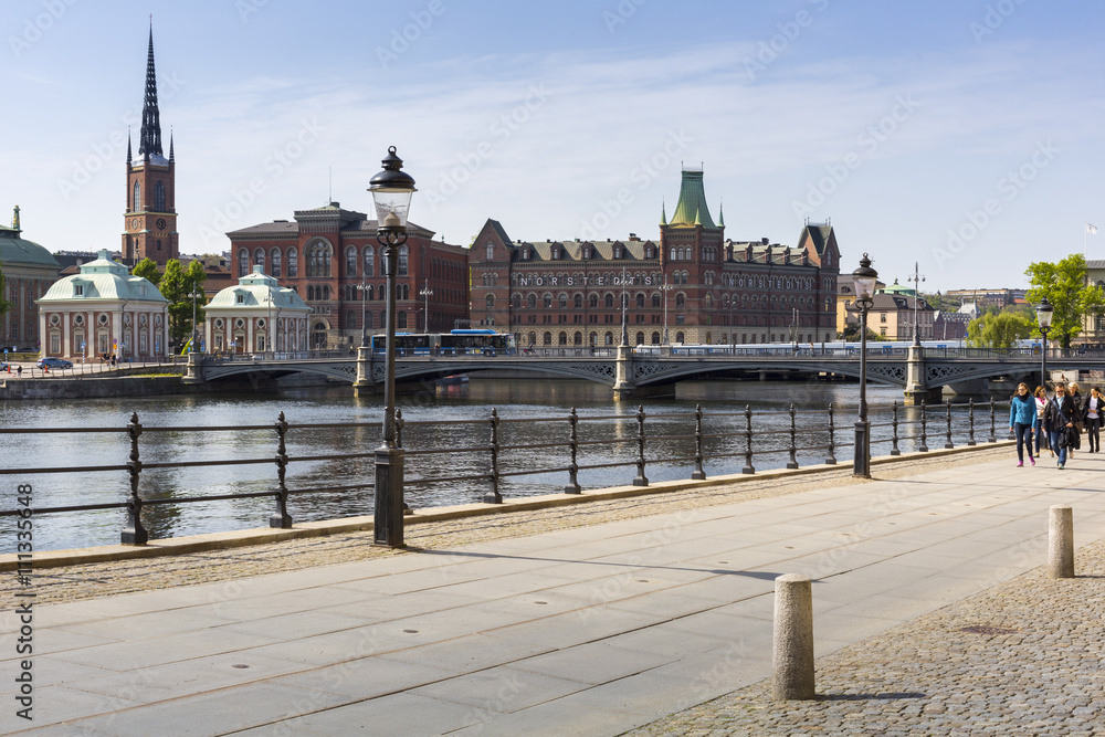 Naklejka premium Scenic panorama of the Old Town (Gamla Stan) pier architecture i