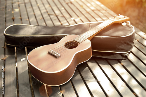 Konstfotografi ukulele on a wooden table with a light vintage.