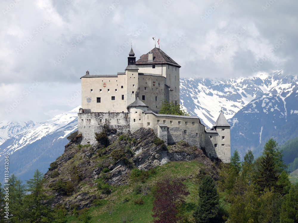 Naklejka premium Schloss Tarasp im schweizerischen Kanton Graubünden