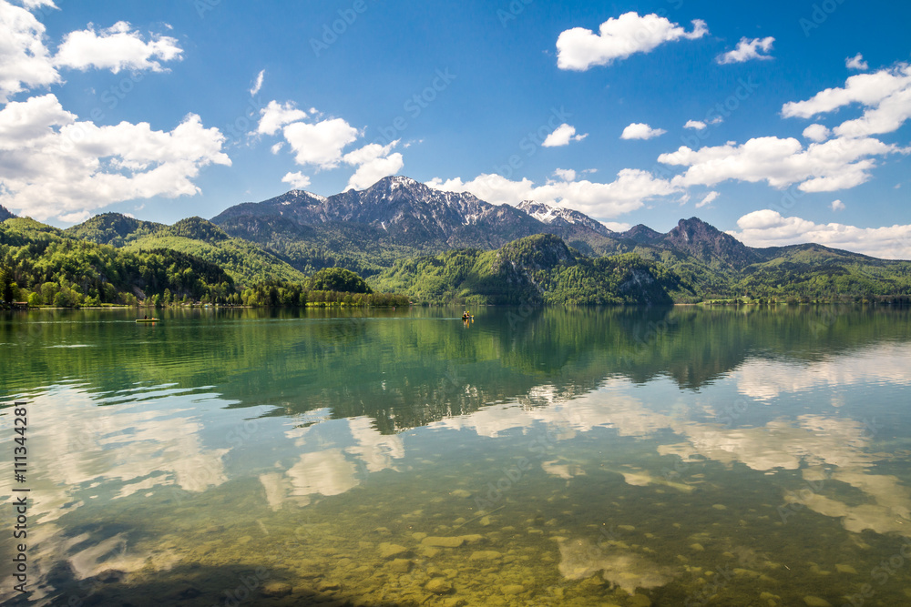 Die Alpen spiegel sich im klaren Wasser des Kochelsees Die Alpen spiegel sich im klaren Wasser des Kochelsees