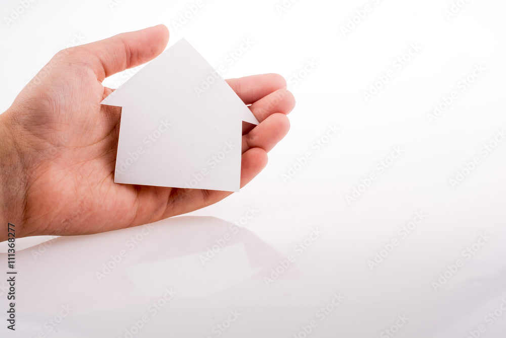 Obraz premium Hand holding a paper house