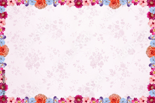 Nostalgie-Hintergrund mit blütenrahmen