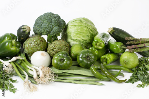 Verduras verdes variedad sobre fondo de blanco aislado. Vista de frente y de cerca. Copy space