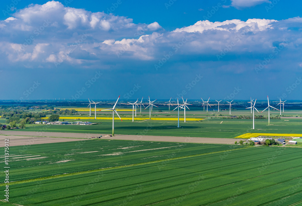 Luftbild von einem Windpark in Norddeutschland