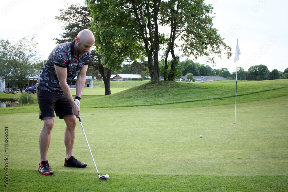 Fototapeta premium Golf Spieler beim putten