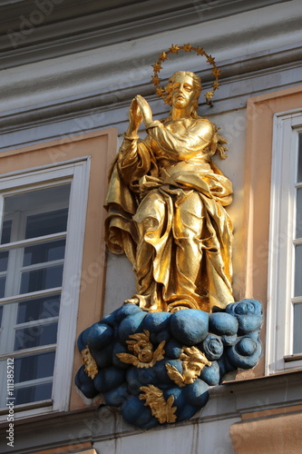 Statue d'un immeuble ancien à Prague