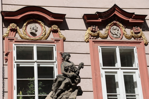 Détail de la façade d’un immeuble classique à Prague photo