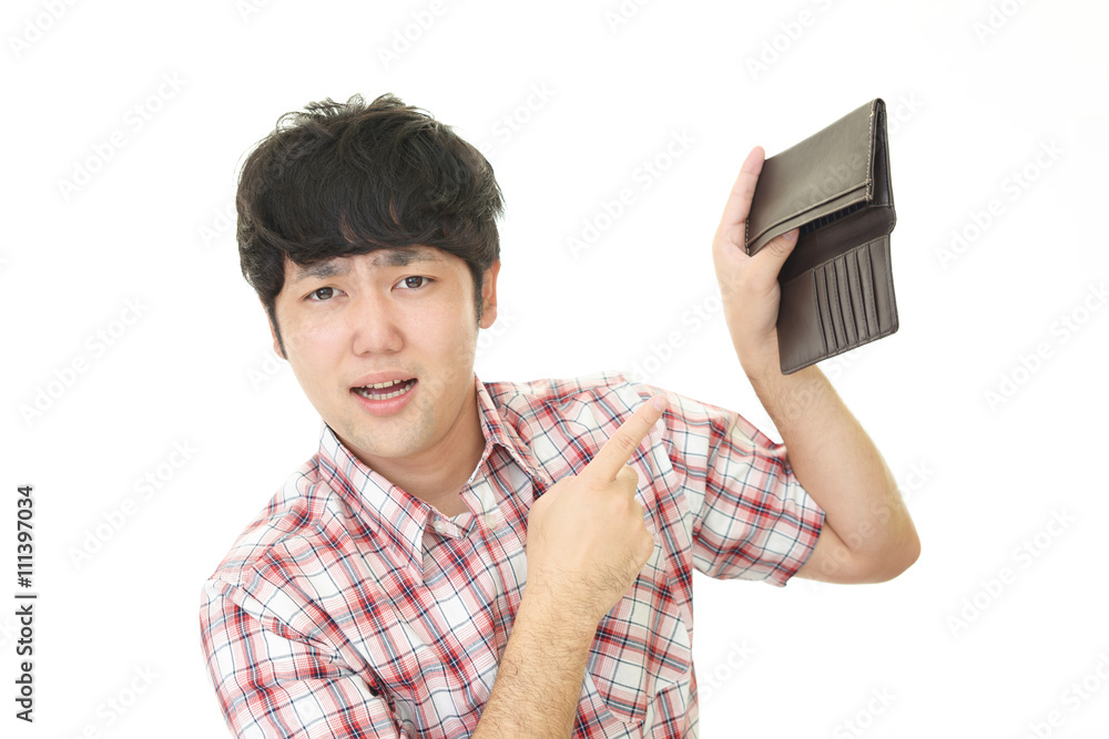 財布を持つ男性