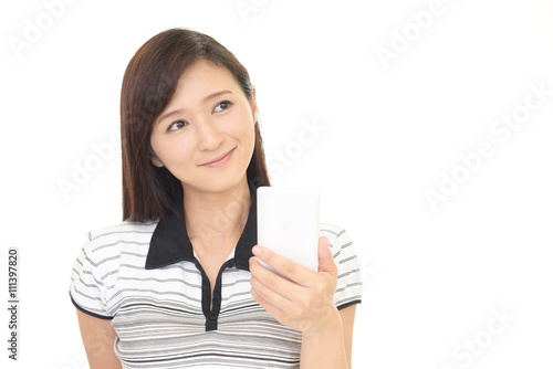 スマートフォンを持つ女性