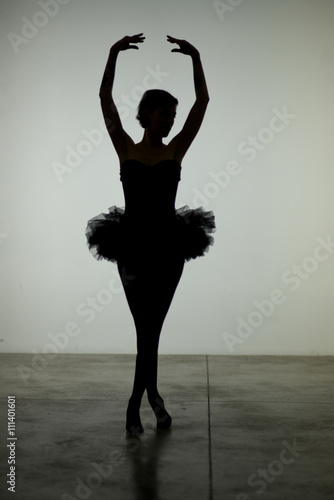 silhouette di ragazza balla in controluce photo