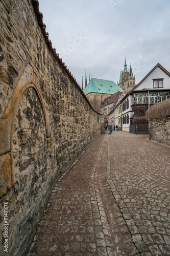 Stiftsgasse und Dom in Erfurt  Th  ringen