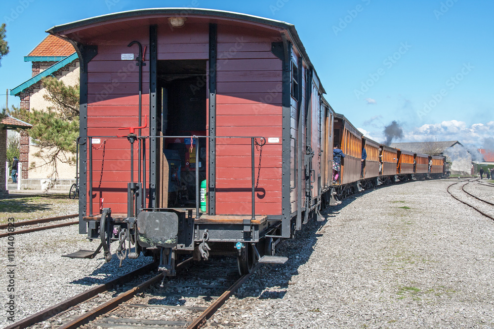 Train de voyageurs à vapeur en gare, monument historique, Baie de Somme, Picardie, France Train de voyageurs à vapeur en gare, monument historique, Baie de Somme, Picardie, France