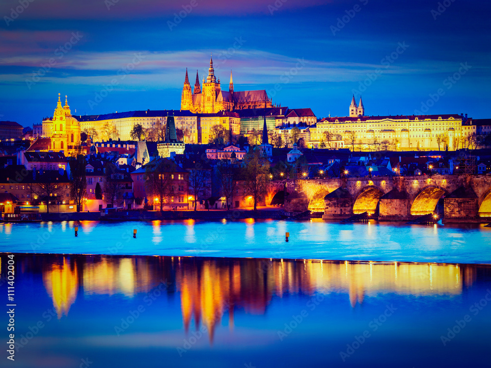 Fototapeta premium View of Charles Bridge and Prague Castle in twilight