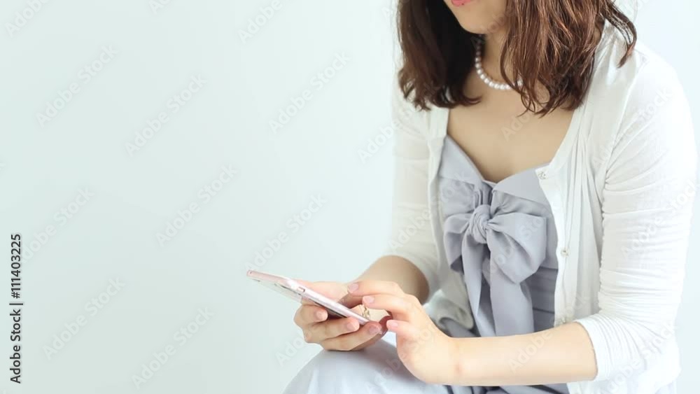 スマートフォンを使う女性 スマートフォンを使う女性