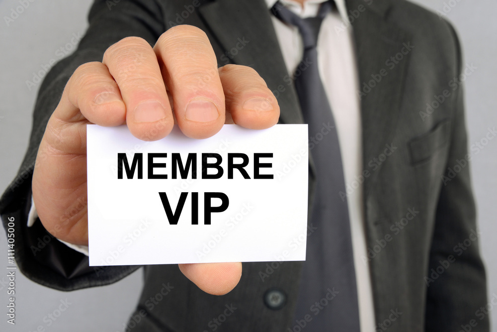 Homme tenant une carte de membre VIP Homme tenant une carte de membre VIP