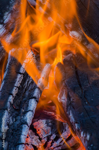 ein loderndes Feuer verbrennt Holz zu Asche