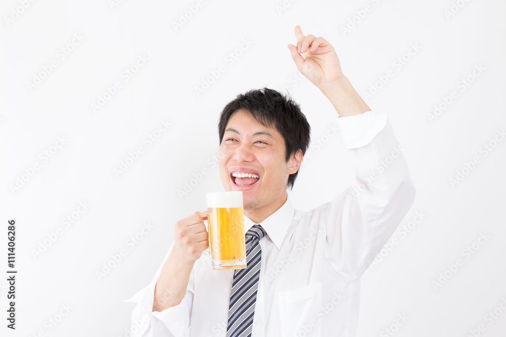 ビールを飲む男性 ビールを飲む男性