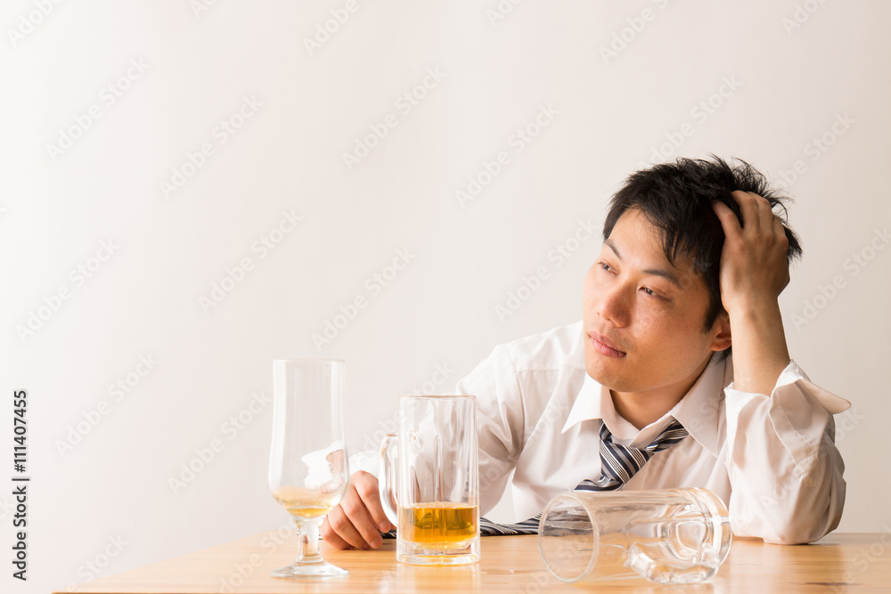 ビールを飲む男性 ビールを飲む男性