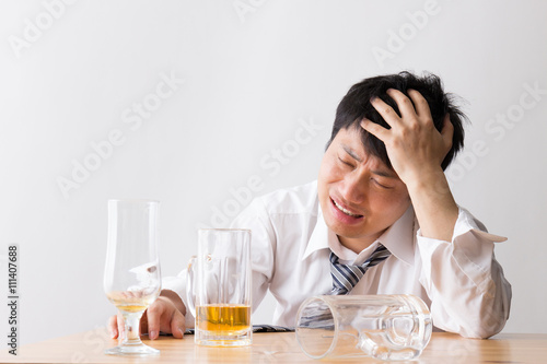 Obraz na plátně ビールを飲む男性