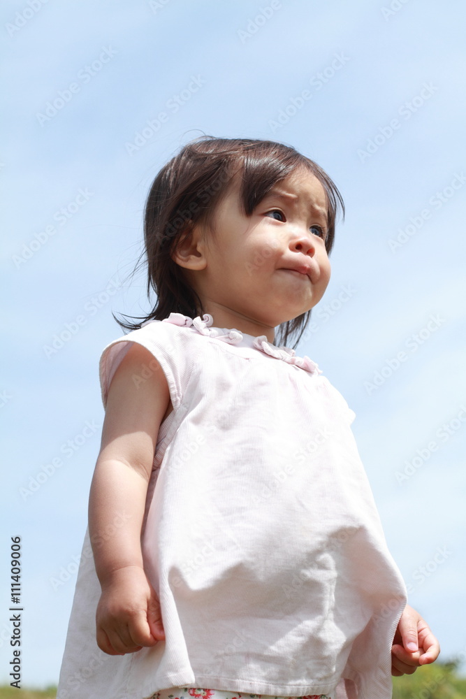 笑顔の幼児(1歳児)と青空