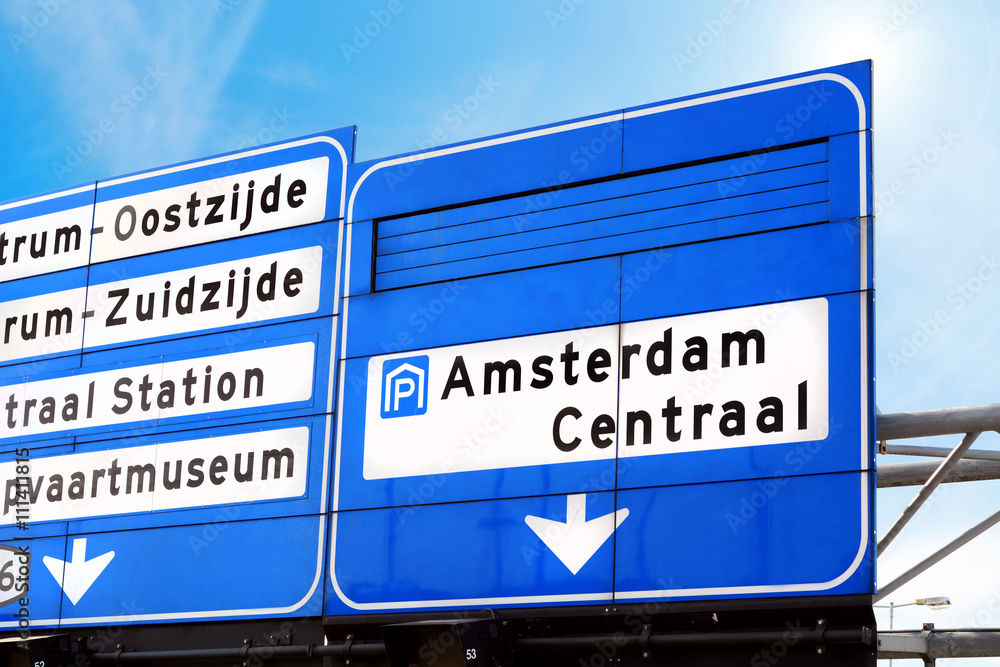 Verkehrsschild mit Amsterdam Zentrum 