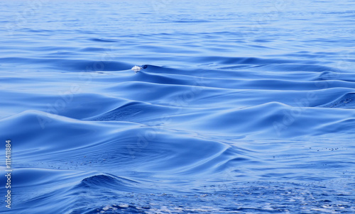 Mar azul y olas