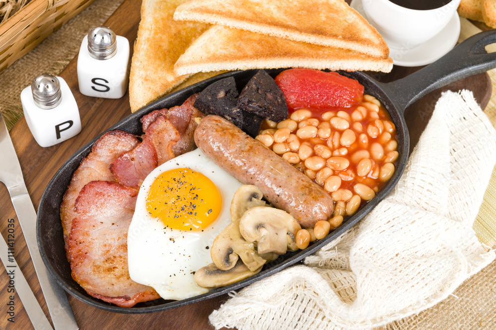 Foto de Full English Breakfast Traditional English fryup with egg