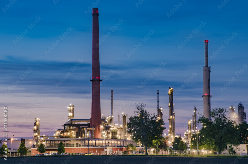 Energieversorgung - Raffinerie in der Abenddämmerung