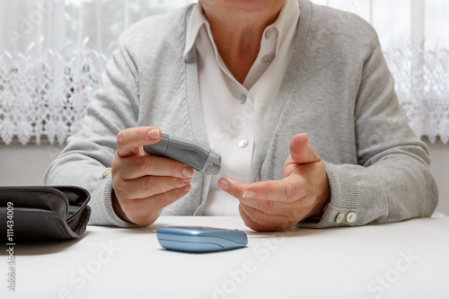 Seniorin macht Blutzuckermessung, closeup