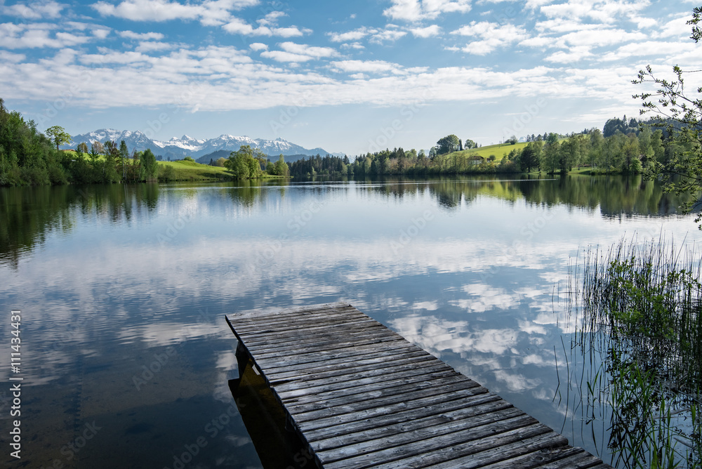 Allgäu - Landschaft, kleiner See mit Holzsteg
