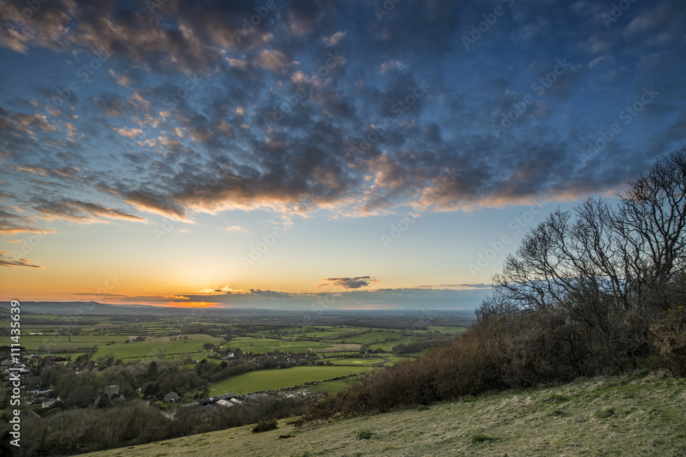 Obraz premium Beautiful landscape image of sunset over countryside landscape i