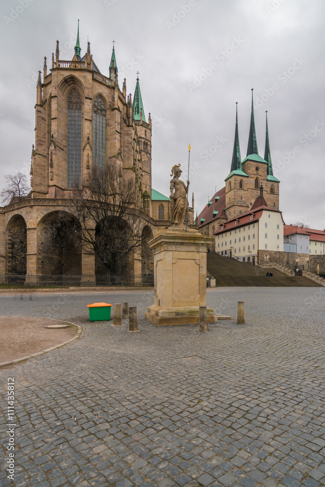 Dom, Severikirche und Obelisk auf Domplatz in Erfurt, Thüringen