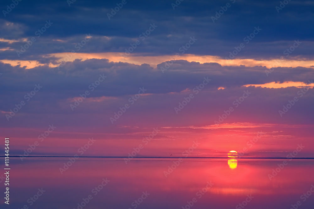 Obraz premium Beautiful sunset above the sea