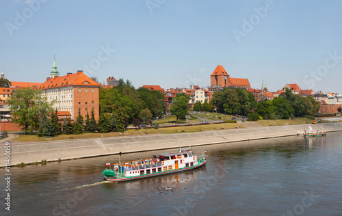 Widok z mostu na panoramę Torunia, rejs statkiem po Wiśle, 
Panorama of Torun - Vistula river, Poland 