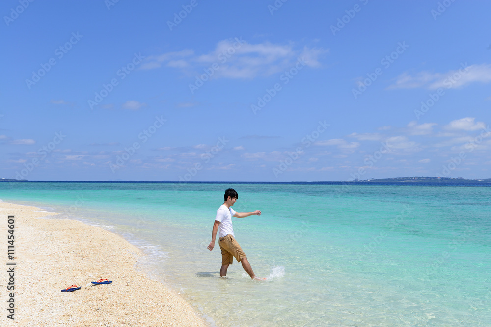 沖縄の海でくつろぐ男性