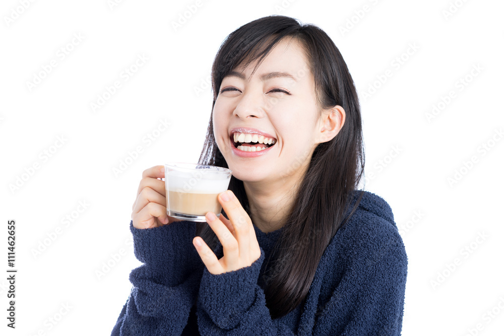 カプチーノを飲む女性