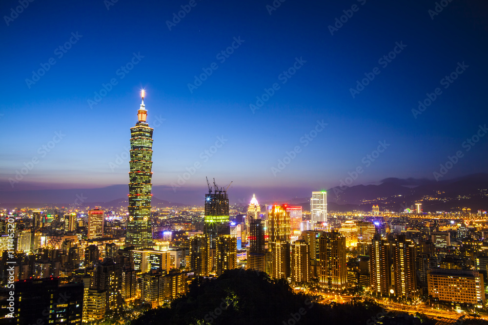 Fototapeta premium Panoramę miasta Tajpej o zachodzie słońca w ładnym kolorze, Tajwan
