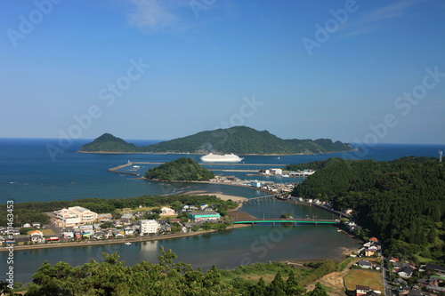 大島と目井津漁港の間を航行するクルーズ船 南郷城址からの眺望