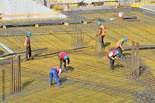 Eisenbieger auf einer Großbaustelle photo