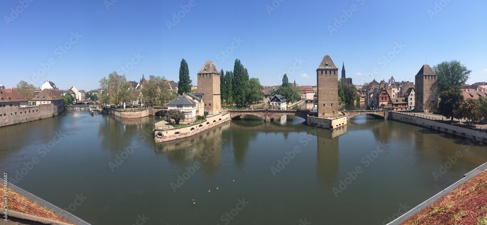 Panorama über Strasbourg, vorne die Ill, dann die Wachtürme mit den Ponts-Couverts, dahinter liegt Petite France und das Liebfrauen Münster