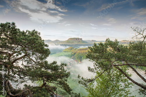 Aussicht auf den Lilienstein mit Nebel © bina01
