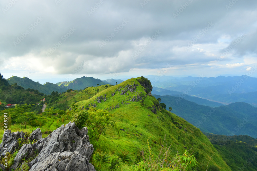 Fototapeta premium Green mountains in Thailand,big mountains,beautiful mountains,Atmospheric mist mountain